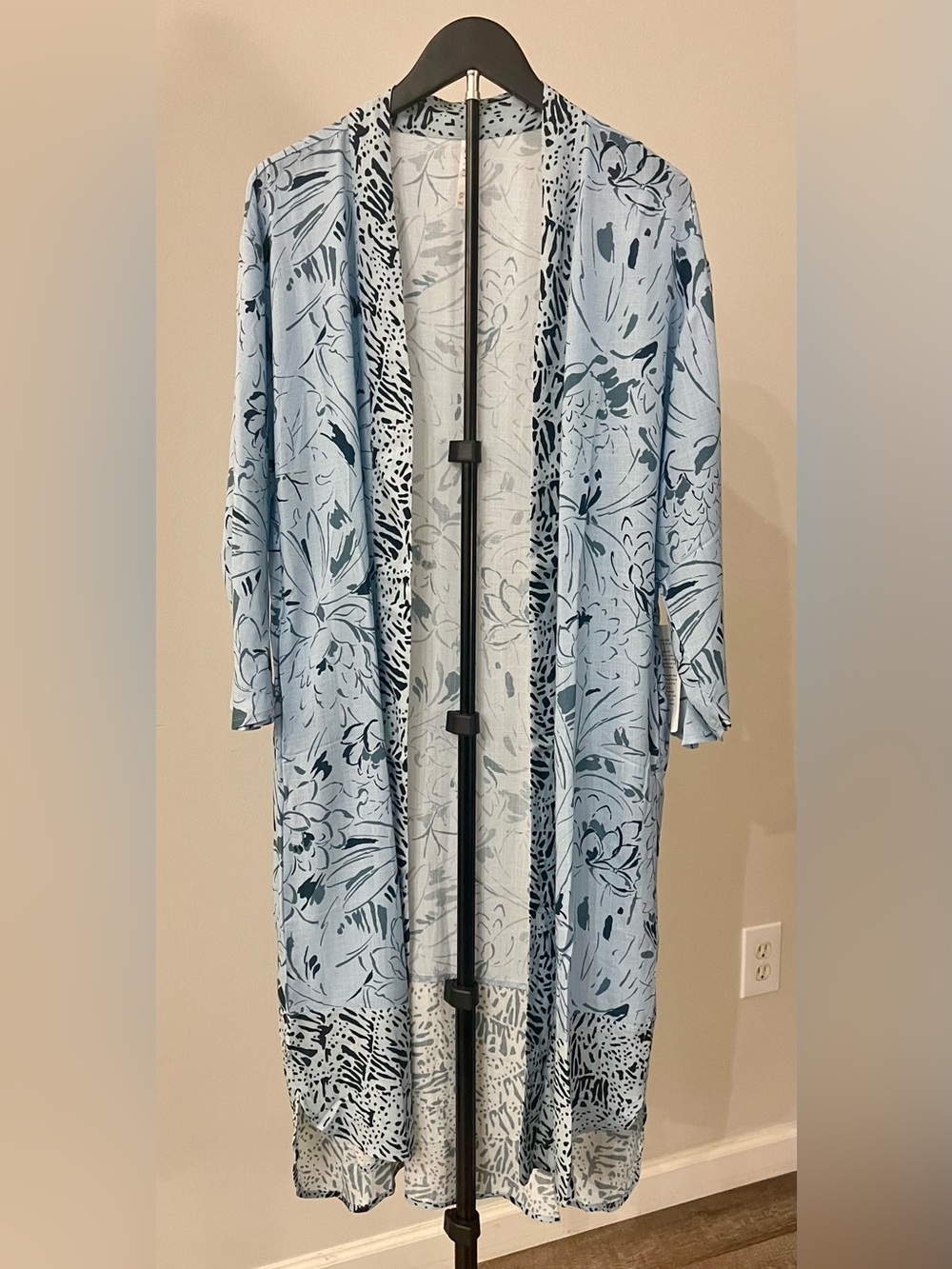 LOVLEI Ranch California Blue Floral Kimono/Robe NWT!
